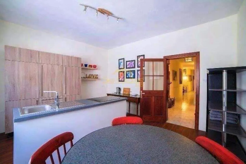 Central Comfort - 4 Bdr Apartment, Artfully Designed Gzira