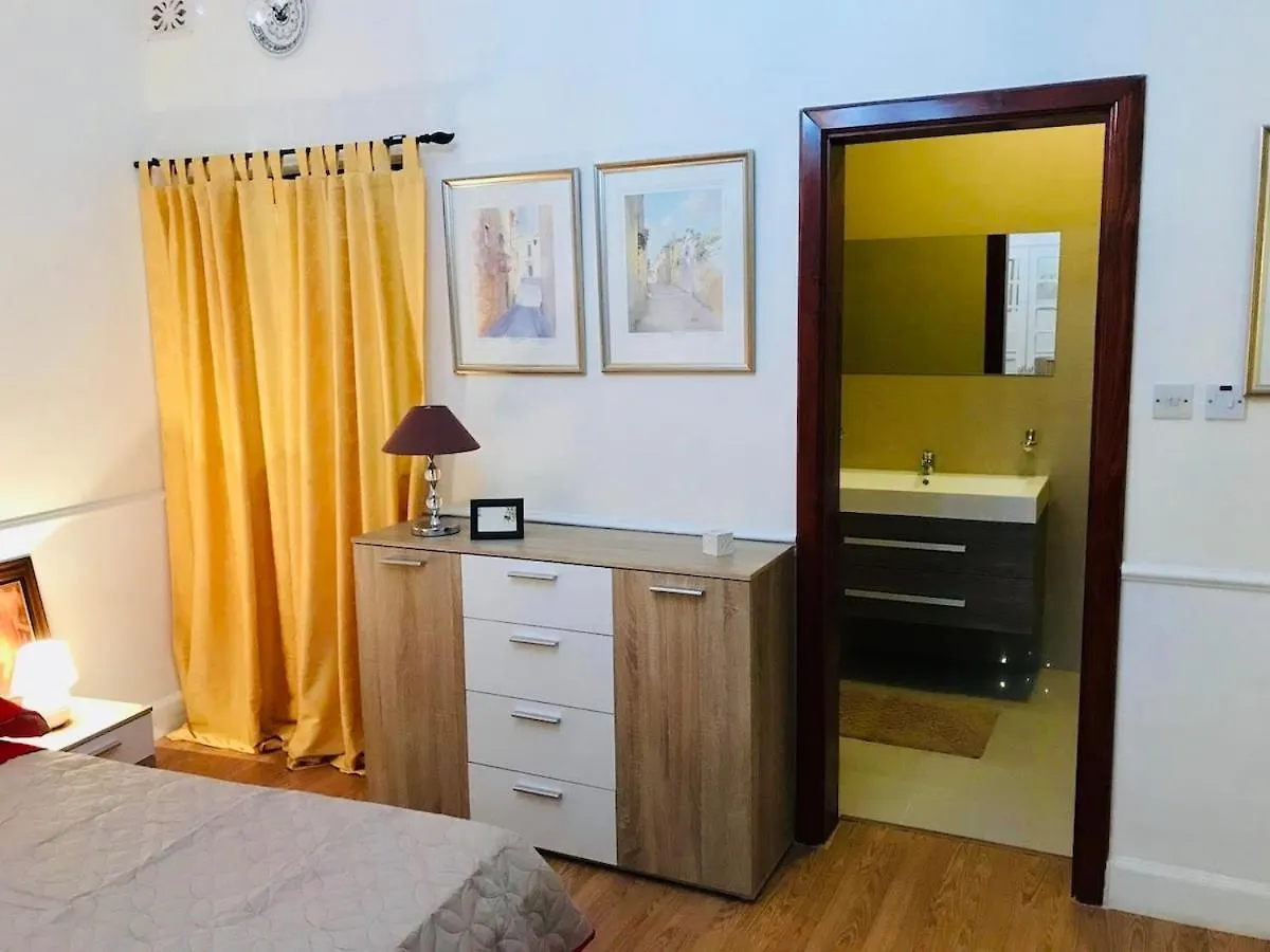 Central Comfort - 4 Bdr Apartment, Artfully Designed Gzira