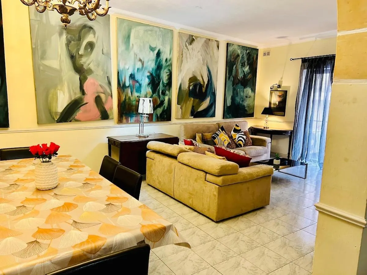 Central Comfort - 4 Bdr Apartment, Artfully Designed Gzira Apartment
